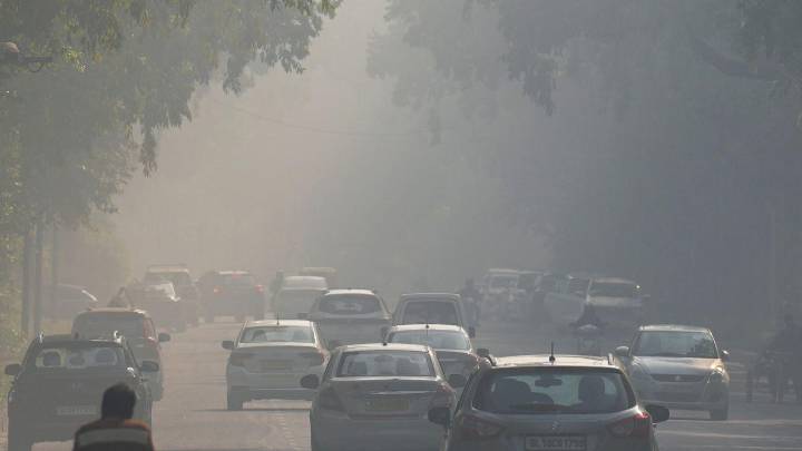 Delhi AQI worsened as city wakes up to toxic smog, AQI remains in 'very poor'