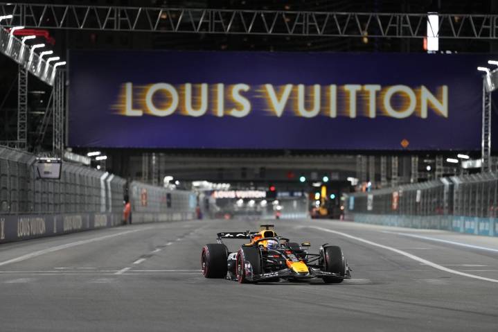 Deadspin | Max Verstappen wins in Las Vegas; Lando Norris extends lead over Oscar Piastri