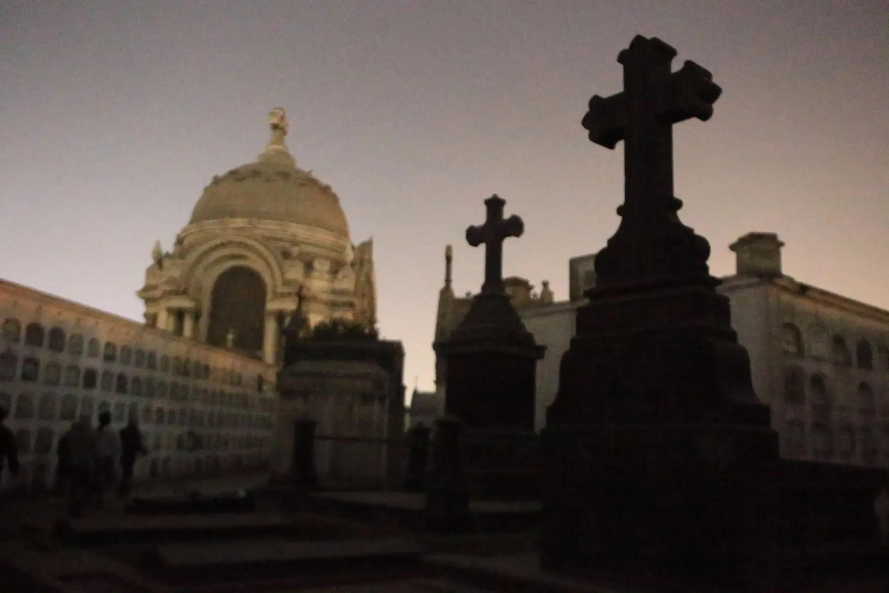 Sombras y leyendas cobran vida en el recorrido nocturno del Cementerio Presbítero Maestro por Halloween