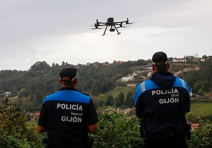 La Policía controla con el dron las zonas más castigadas por los robos en casas en Gijón