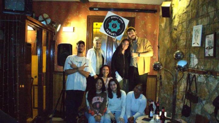 "Diez poetas, tres minutos y el público decide": la competición de poesía que se lleva a cabo en un bar de cócteles de Teruel
