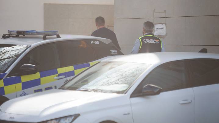 El PSOE pide apartar a los policías locales investigados y la alcaldesa dice que será el juzgado el que determinará