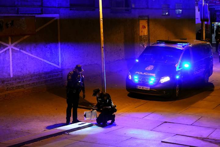 Herido grave un policía nacional tras ser apaleado por seis personas a la salida de un kebab en Vallecas: hay dos detenidos