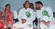 Bihar: Tejashwi Yadav offers to step aside, Lalu says he should lead RJD