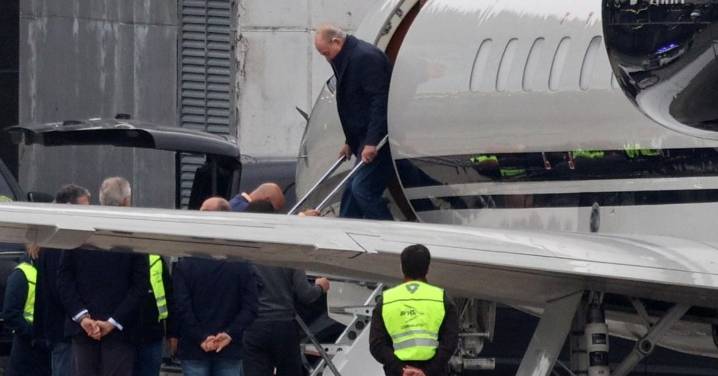 El Rey Juan Carlos I aterriza en Galicia tras el revuelo con sus memorias