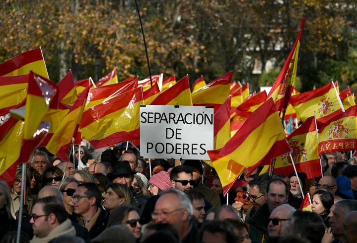Derecha española congrega marcha de 40 mil personas en Madrid contra casos de corrupción del gobierno