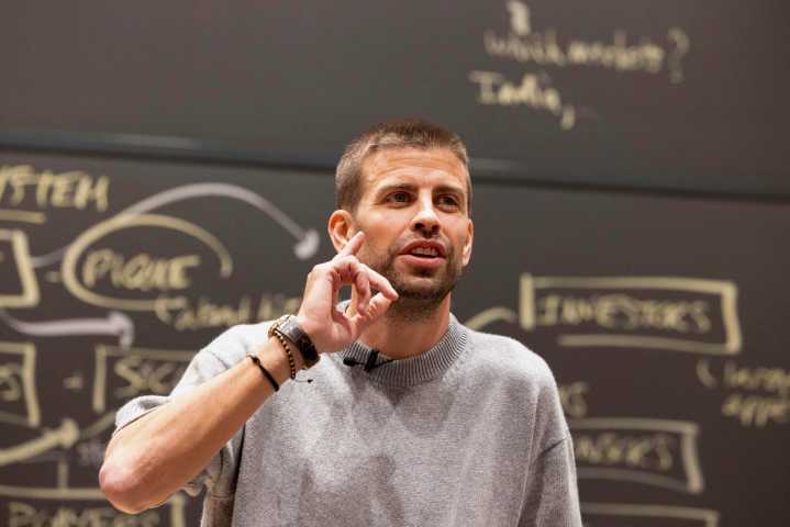 Piqué debuta como profesor invitado en Harvard