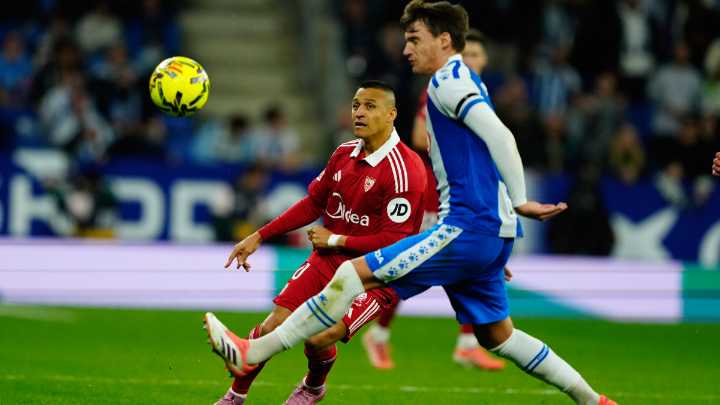 Alexis tuvo un amargo regreso a las canchas en la derrota de Sevilla ante Espanyol