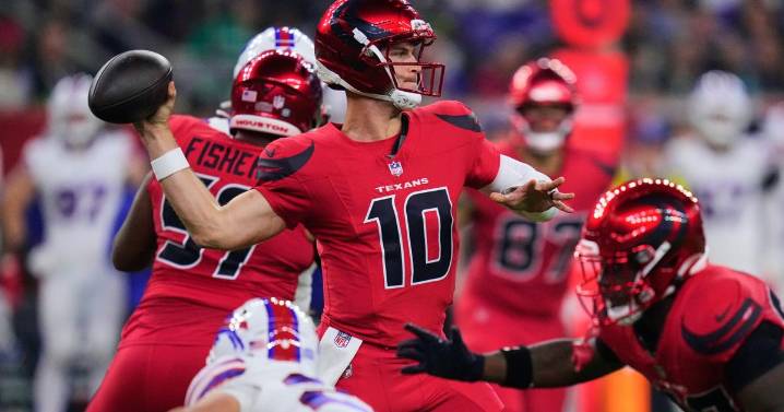 Referee Adrian Hill leaves Bills-Texans game with leg injury