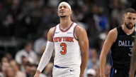 Knicks’ Josh Hart hilariously grabs a bite after courtside dive landing