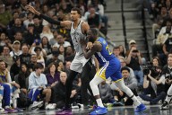Deadspin | Stephen Curry reels off 49 points as Warriors rally past Spurs