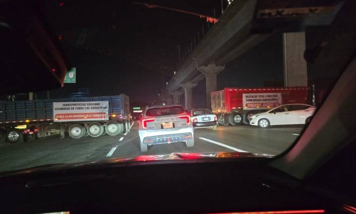 Cumplen transportistas su amenaza: amanece Estado de México paralizado