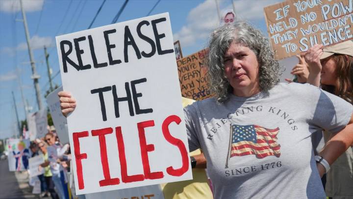 Los congresistas republicanos aprueban exigir la publicación de los archivos de Epstein tras el cambio de postura de Trump