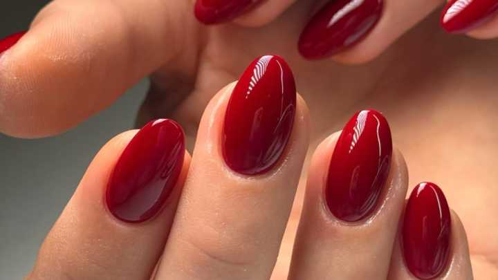 Uñas de gel o acrílicas: los diseños más elegantes para celebrar Navidad con manos sofisticadas