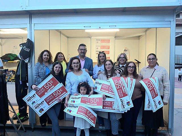 El sorteo de premios, tres de 100 y uno de 300 euros, rubrica una exitosa edición de la Feria Oulet de Cieza