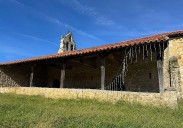 Vallas rotas, luces medio arrancadas y pintadas, el saldo de los actos vandálicos en Santillana del Mar