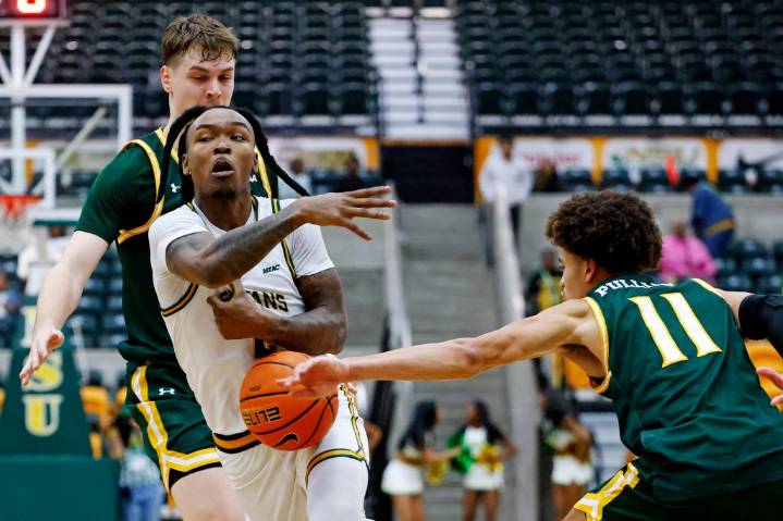 W&M men get strong bench play, top UTEP in Florida tournament
