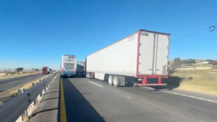 Sigue Bloqueo en Carretera Pénjamo-La Piedad en Guanajuato: Agricultores Mantienen Cierre