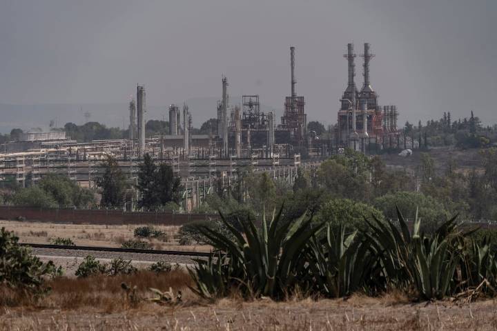 México promete acabar con sus emisiones de carbono para 2050 a pesar de su impulso a Pemex