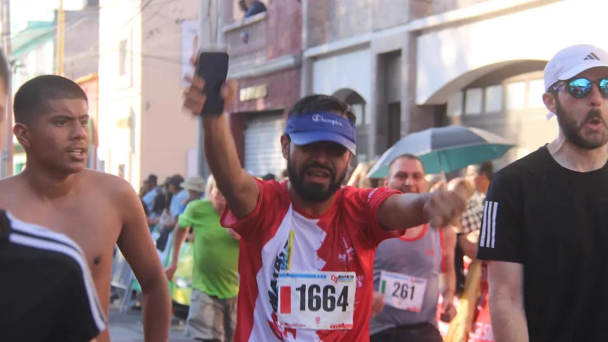 ¿Qué le pasa realmente a tu mente cuando entrenas un maratón? La psicología explica por qué te cambia la vida