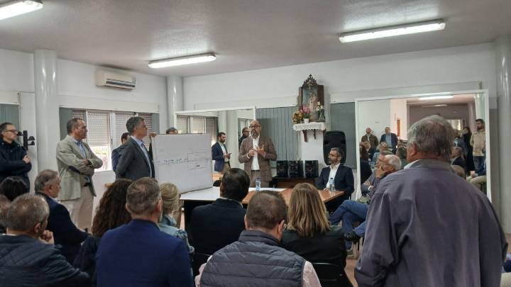 Vecinos de La Torrecilla en Lorca creen que es insuficiente el paso de agua sobre la plataforma del AVE diseñado por ADIF