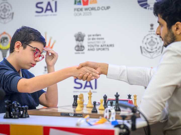 La bronca de Faustino Oro tras quedar eliminado en la Copa del Mundo de ajedrez y el elogio del indio Gujrathi, 27° del ranking: "Tiene un gran potencial"
