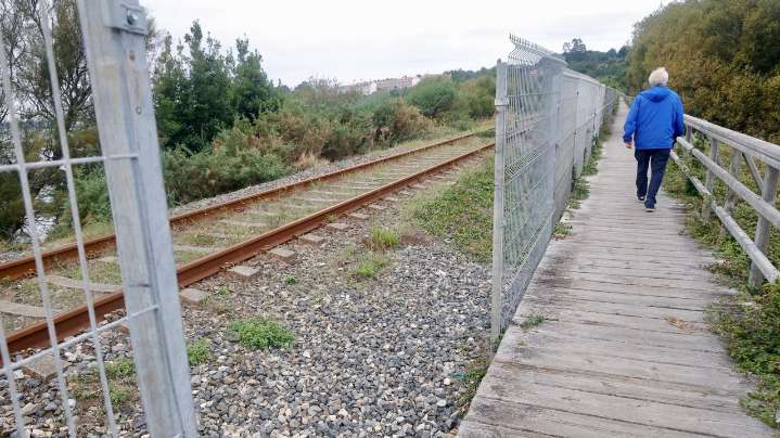 Batalla de ADIF contra los robos en la línea del tren por la ría de Ferrol: «Vandalización sistemática»