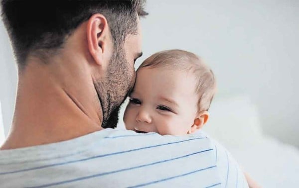 Analizan ampliar la licencia de paternidad a 30 días