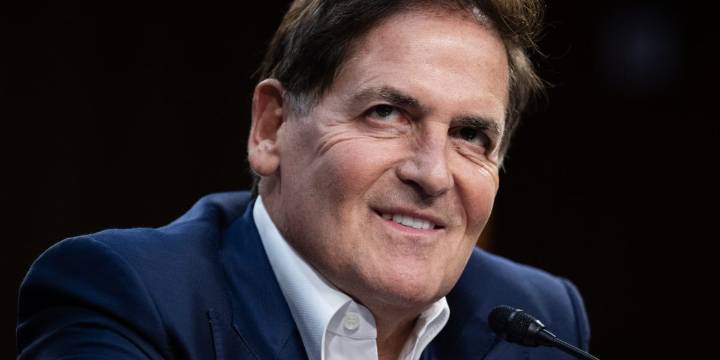 Billionaire Mark Cuban once ran a Ponzi scheme from his dorm room: 'That's how I paid for my junior year of college'