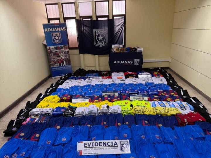 Aduana logra incautar importante cargamento de camisetas de fútbol falsificadas en Arica: el calor calculado supera los US$ 88.000