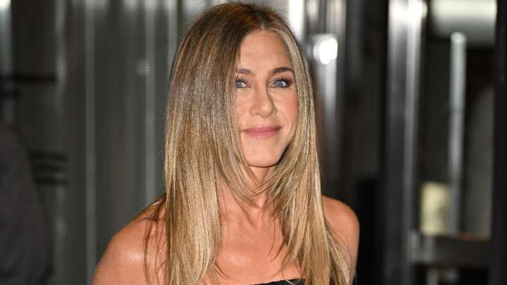 Jennifer Aniston se suma a la tendencia de las mechas silver, la técnica que realza las canas de forma natural