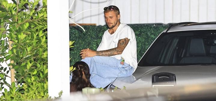 A un hombre se le averió su auto y llegó Justin Bieber al rescate