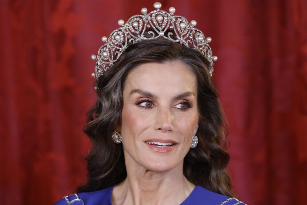 El regreso de la Letizia más reina: tiara rusa, vestido aragonés y un collar espectacular