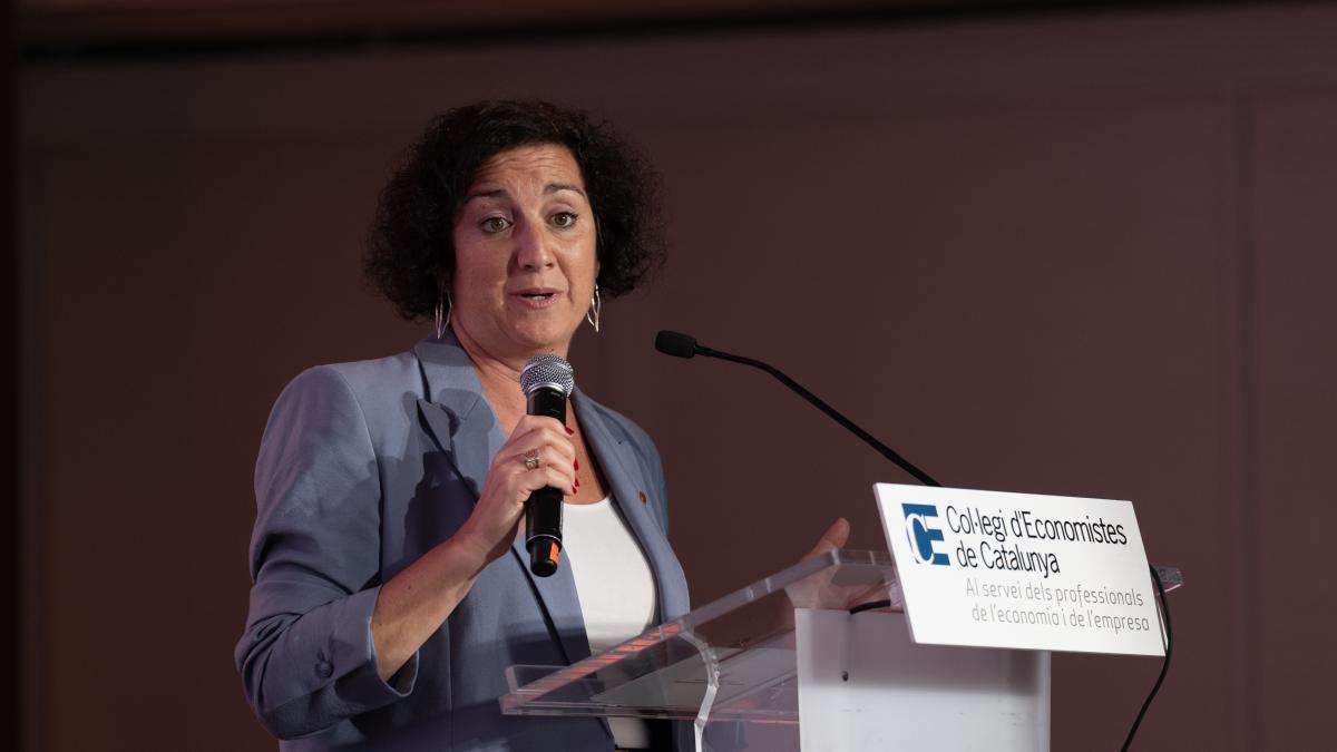 Los economistas piden dejar de subvencionar la hostelería para frenar el turismo en favor de la industria