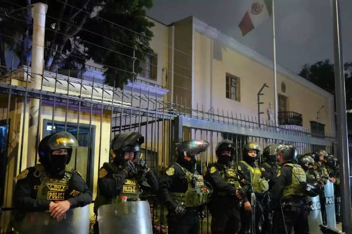 Perú confirma respeto a la inmunidad diplomática de México y SRE reitera solicitud de salvoconducto