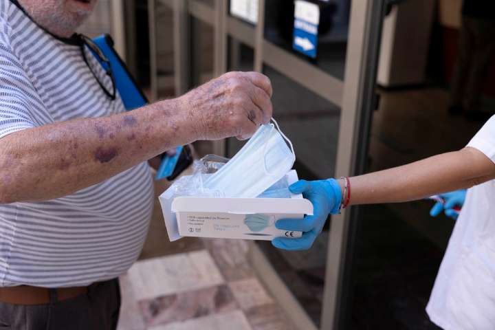 La gripe retrocede un 75 % en la Comunitat Valenciana y la covid cae casi un 40 % en una semana