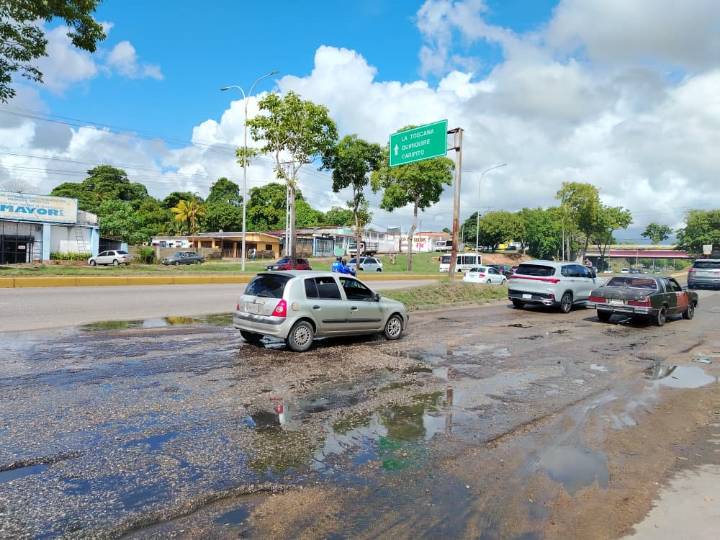 Conductores y transportistas piden la reparación del tramo que asciende al elevado de Boquerón