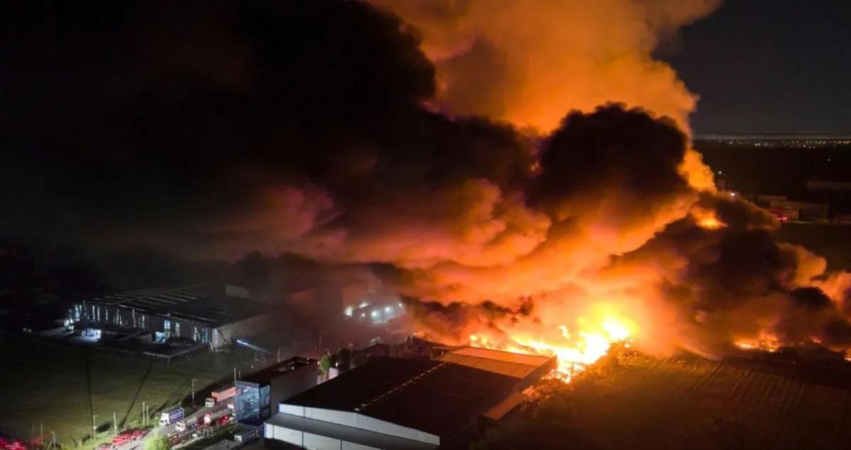 Incendio en el polo industrial de Ezeiza: la Provincia advierte que durará toda la noche