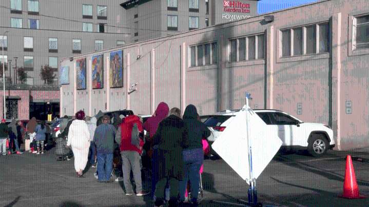 Long lines form at Albuquerque food pantry after SNAP payments paused