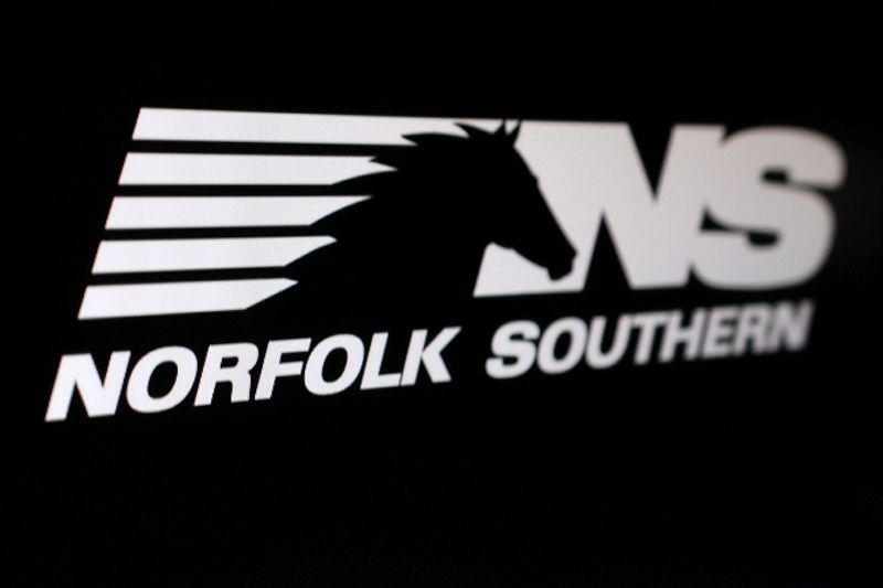 Republican state AGs raise concerns about Union Pacific deal for Norfolk Southern