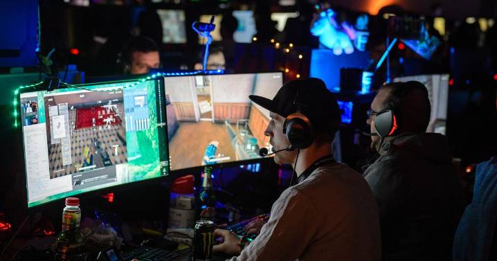 North Korea opens first gaming cafe but they 'can't play with foreigners'