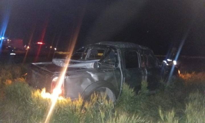 Un hombre murió al volcar con su camioneta en el acceso a Pehuen Co