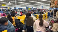 Más de 200 compradores inauguran el “Black Friday” en la frontera
