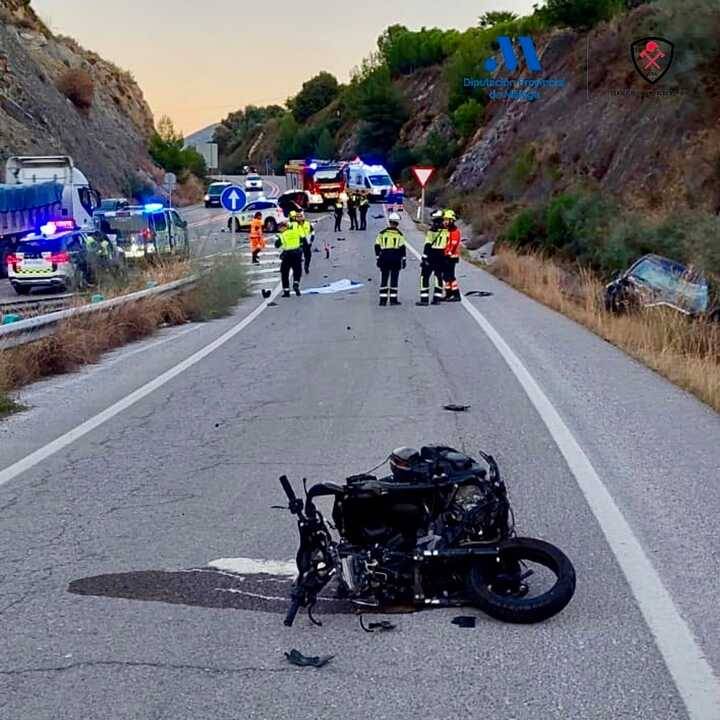 Una colisión entre tres turismos y una moto deja un joven de 18 años muerto y tres heridos