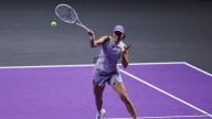 Swiatek swats aside Keys for winning start at WTA Finals