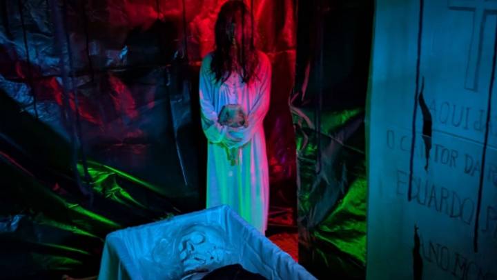 El instituto de Santiago que hoy desfila, curso a curso, por su exitoso túnel del terror: « Os alumnos saen impresionados»