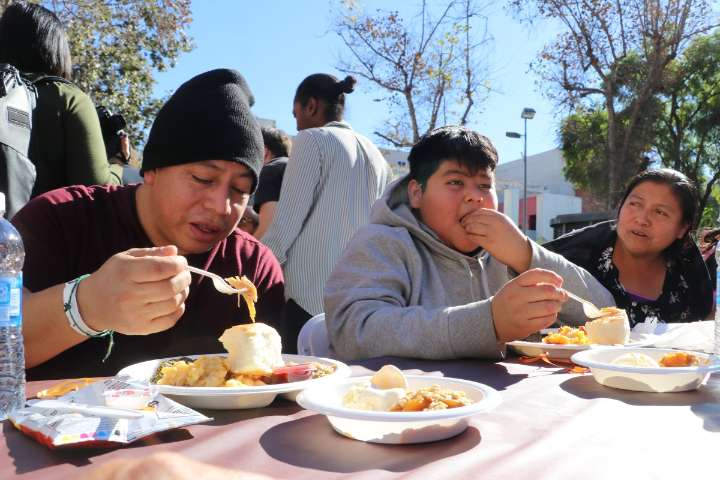 Inmigrantes agradecidos de que no fueron deportados