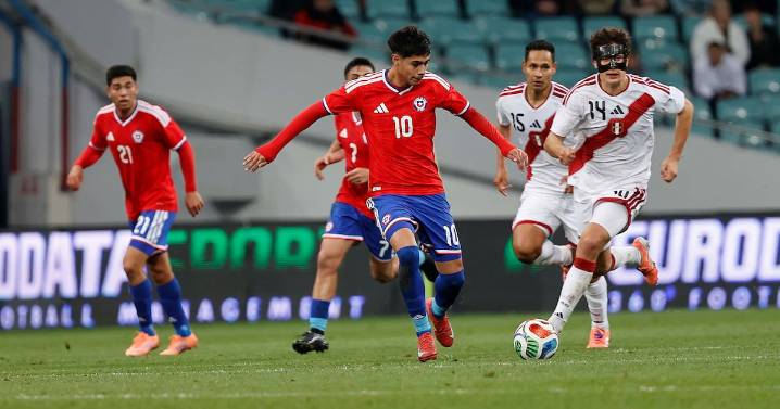 Con un jugador menos y la inspiración de Darío Osorio: la Roja le gana el Clásico del Pacífico a Perú en Rusia