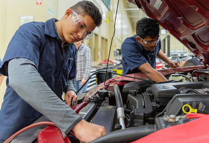 Ford busca 5,000 mecánicos con salarios de $120,000 y no los encuentra