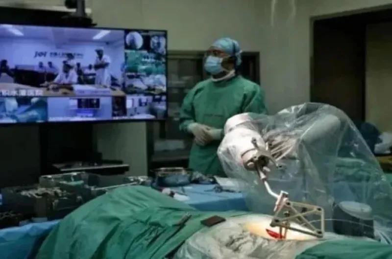 Médicos chinos y una cirugía ocular robótica remota
